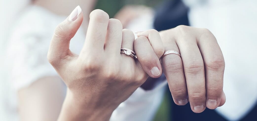 Verlobungsring-nach-der-Hochzeit-Paar